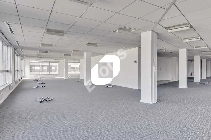 Retail in Saint-Denis for lease Building Photo- Image 1 of 23