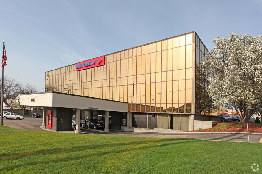 2627 E Beltline Ave SE, Grand Rapids, MI à louer - Photo du bâtiment - Image 2 de 38