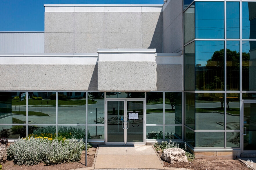 195 Harry Walker Pky, Newmarket, ON for lease - Building Photo - Image 3 of 3