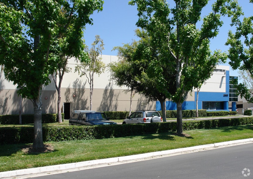 2663 E Lindsay Privado, Ontario, CA for lease - Building Photo - Image 2 of 7
