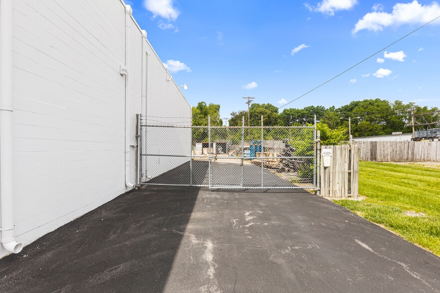 707 SW 10th St, Blue Springs, MO for lease - Building Photo - Image 2 of 7