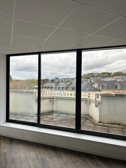 Office in Rouen for lease - Interior Photo - Image 3 of 5