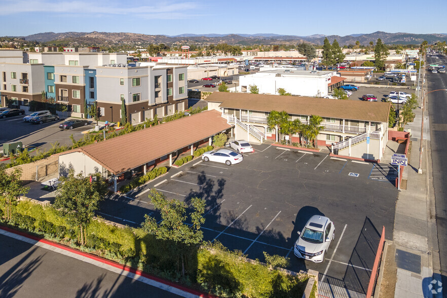 420 W Washington Ave, Escondido, CA à vendre - Aérien - Image 2 de 5