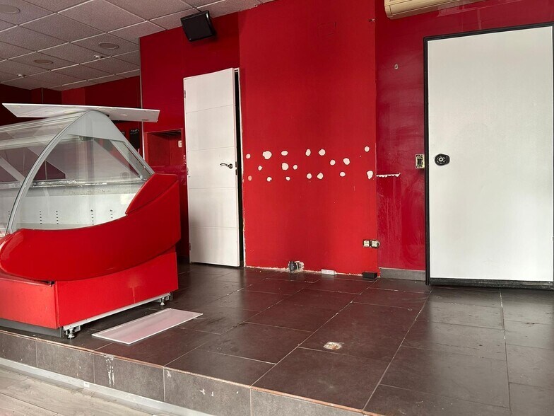 Retail in Cáceres for lease - Building Photo - Image 1 of 5