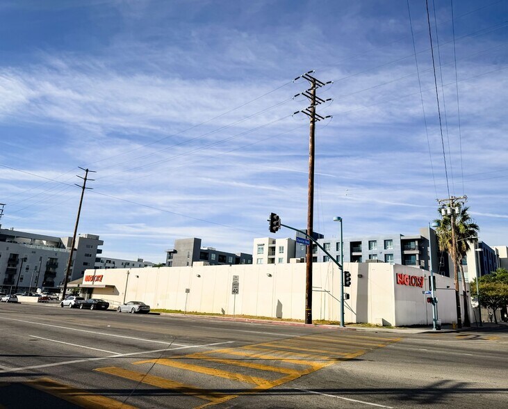 5321 Vineland Ave, North Hollywood, CA à louer - Photo du bâtiment - Image 2 de 7