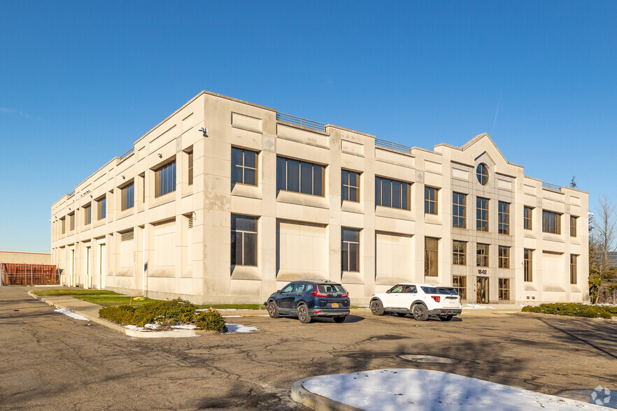 18-02 Petracca Pl, Whitestone, NY for lease - Primary Photo - Image 1 of 6