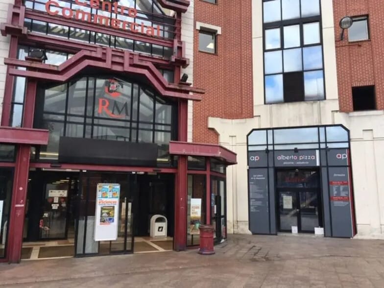 Retail in Rouen for lease - Building Photo - Image 1 of 2