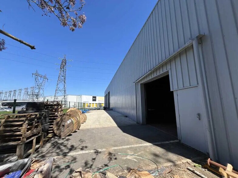 20 Rue Des Cerisiers, Lisses à louer - Photo du bâtiment - Image 3 de 6