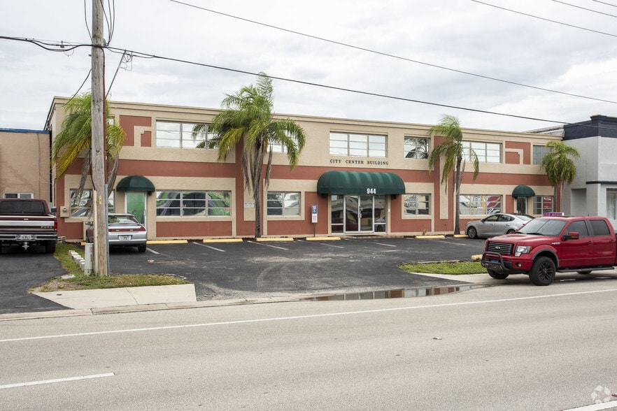 944 Country Club Blvd, Cape Coral, FL for lease - Primary Photo - Image 1 of 12
