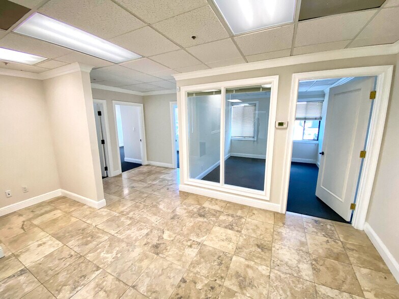 2165 E Francisco Blvd, San Rafael, CA à louer - Photo intérieure - Image 3 de 9