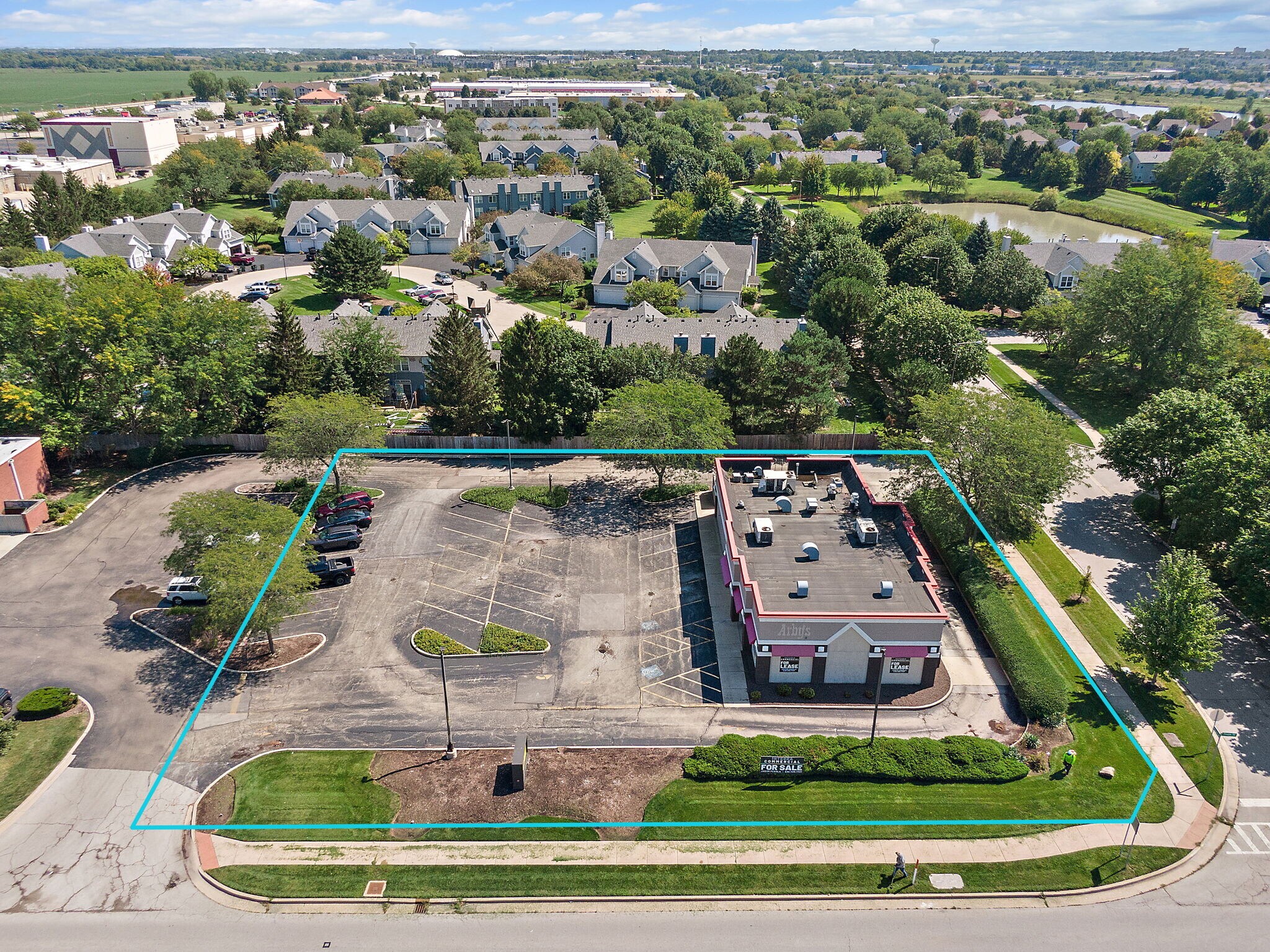 240 Douglas Rd, Oswego, IL à vendre Photo du bâtiment- Image 1 de 37