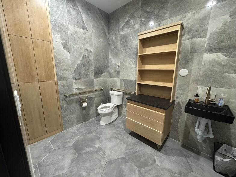 121 W 6th St, Justin, TX à louer - Photo du bâtiment - Image 3 de 12