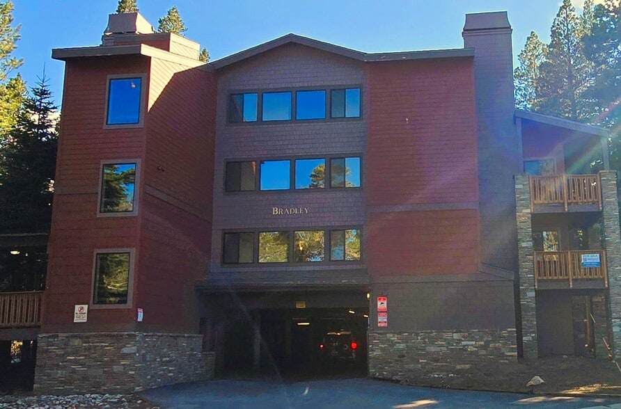 Eagle Summit Condo Collection portfolio of 3 properties for sale on LoopNet.ca - Primary Photo - Image 1 of 81