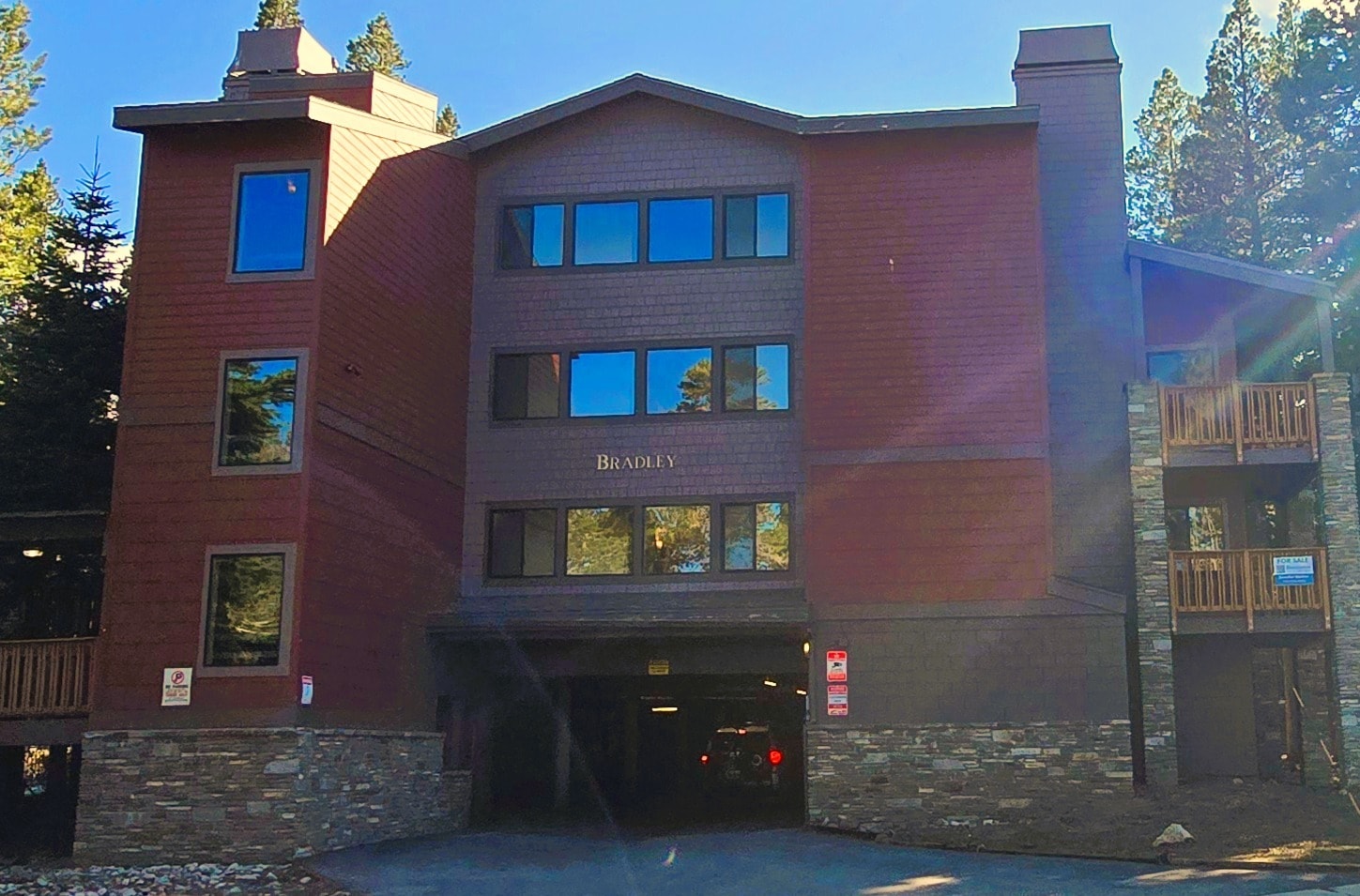 Eagle Summit Condo Collection portefeuille de 3 propriétés à vendre sur LoopNet.ca Photo principale- Image 1 de 82