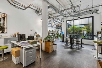Plus de détails pour Multi-résidentiel à vendre