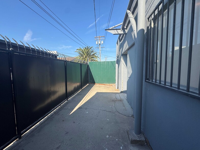 2701 Dawson Ave, Signal Hill, CA for lease - Building Photo - Image 3 of 8