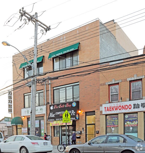 161-08 46th Ave, Flushing, NY à louer - Photo du bâtiment - Image 2 de 10