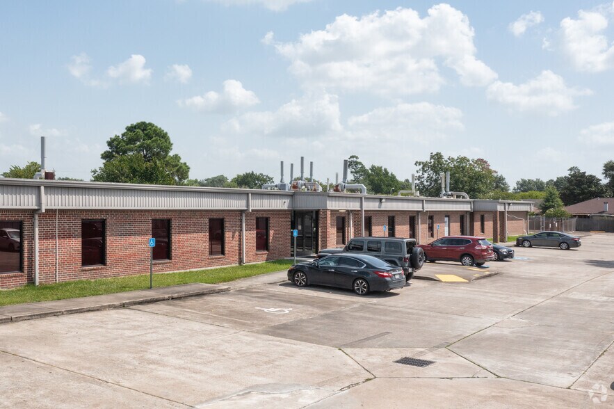 5144 E Sam Houston Pky N, Houston, TX à louer - Photo du bâtiment - Image 2 de 4