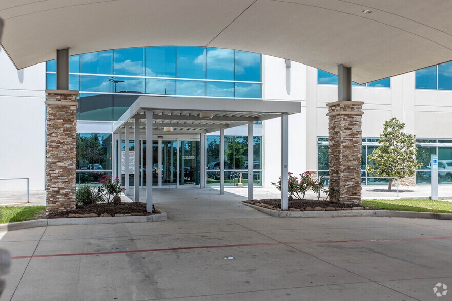 690 S Loop 336, Conroe, TX à louer - Photo du bâtiment - Image 2 de 3