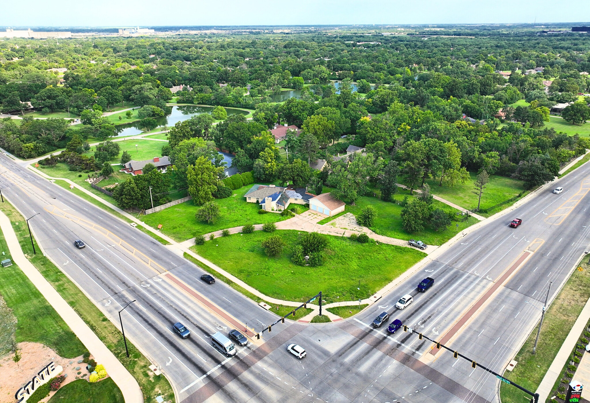 11 N Crestview Lakes Dr, Wichita, KS for sale Primary Photo- Image 1 of 4