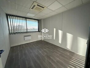 Flex in Le Mesnil-Amelot for lease Interior Photo- Image 1 of 8