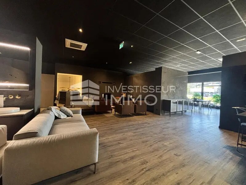 Retail in Servon for lease Building Photo- Image 1 of 7