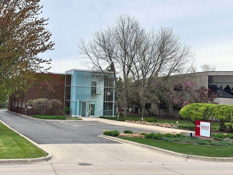 105 Schelter Rd, Lincolnshire, IL à vendre - Photo du bâtiment - Image 1 de 6