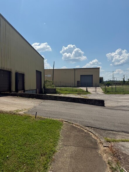 3335 35th Ave N, Birmingham, AL à louer - Photo du bâtiment - Image 3 de 33