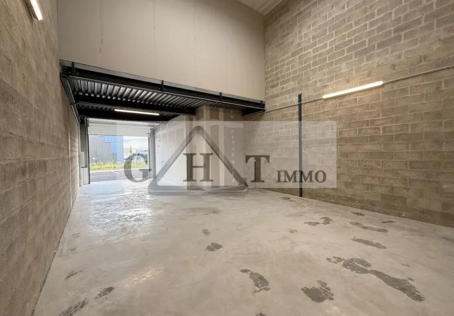 Industrial in Saint-Pierre-du-Perray for lease Interior Photo- Image 1 of 5
