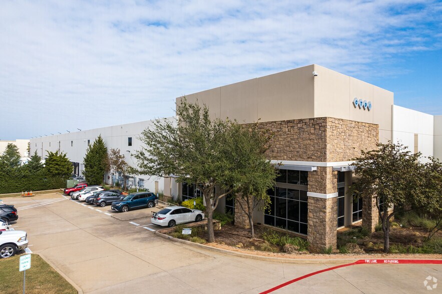 700 Lakeside Pky, Flower Mound, TX à louer - Photo du bâtiment - Image 1 de 7