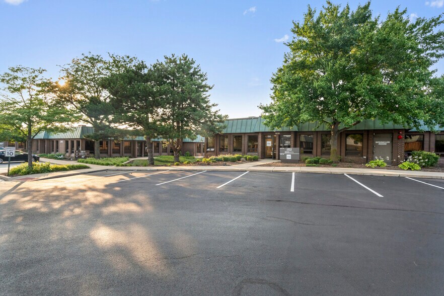 3030-3140 Finley Rd, Downers Grove, IL à louer - Photo du bâtiment - Image 1 de 5