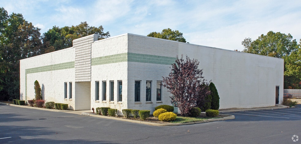 1687 Church St, Holbrook, NY for sale - Primary Photo - Image 1 of 7