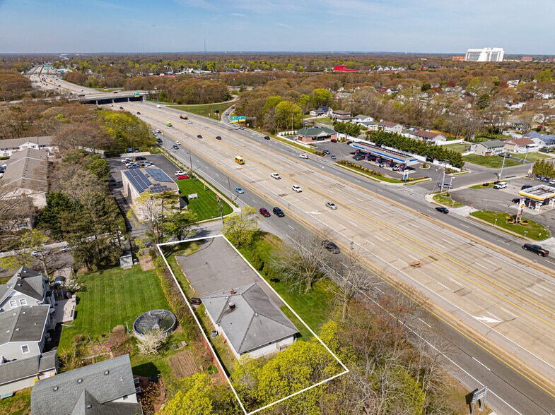 3250 Sunrise Hwy, Islip Terrace, NY à vendre - Photo du bâtiment - Image 2 de 29