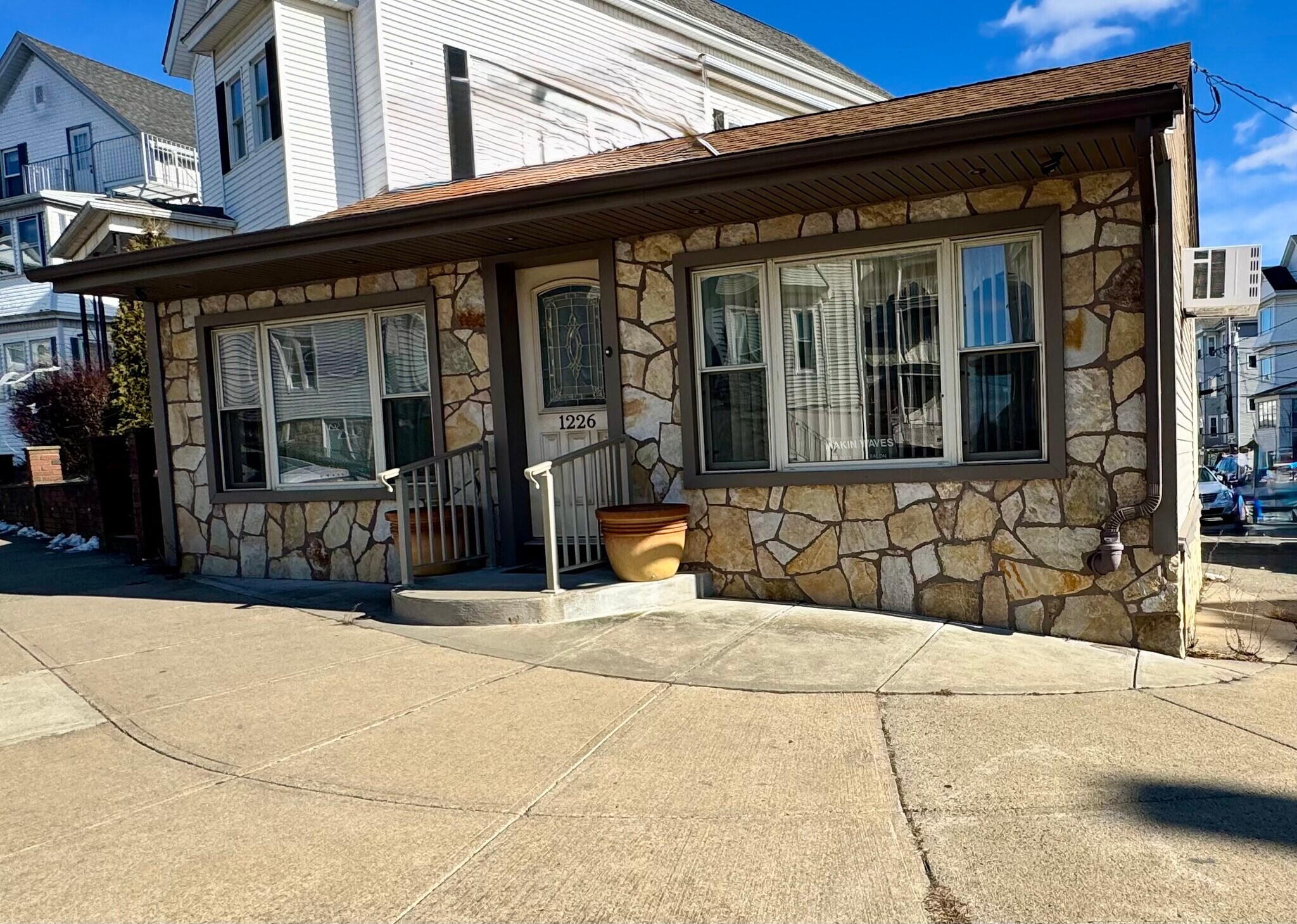 1226 S Main St, Fall River, MA à vendre Photo du bâtiment- Image 1 de 1