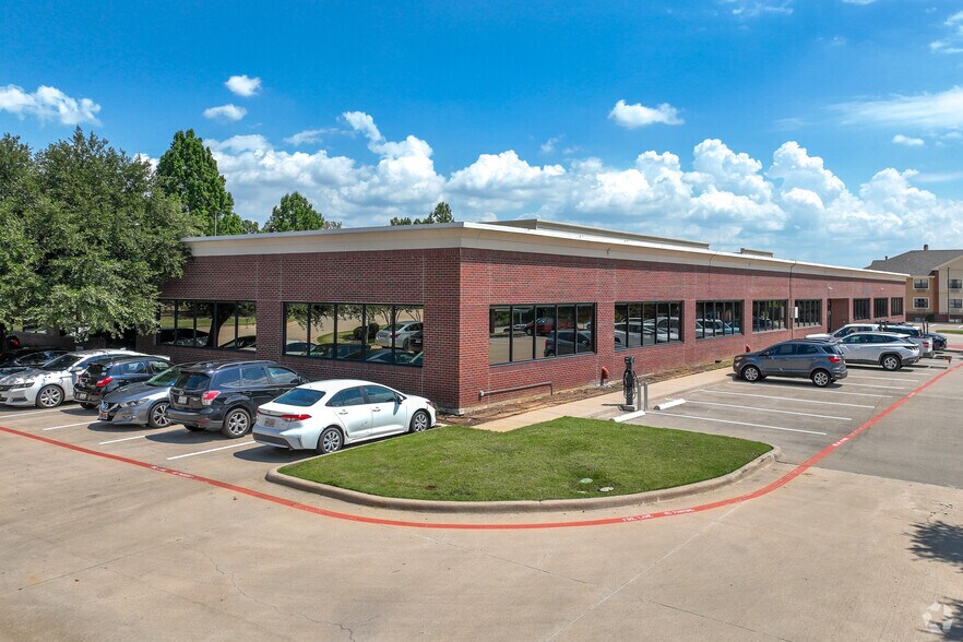 1850 Lakepointe Dr, Lewisville, TX à vendre - Photo du bâtiment - Image 2 de 12