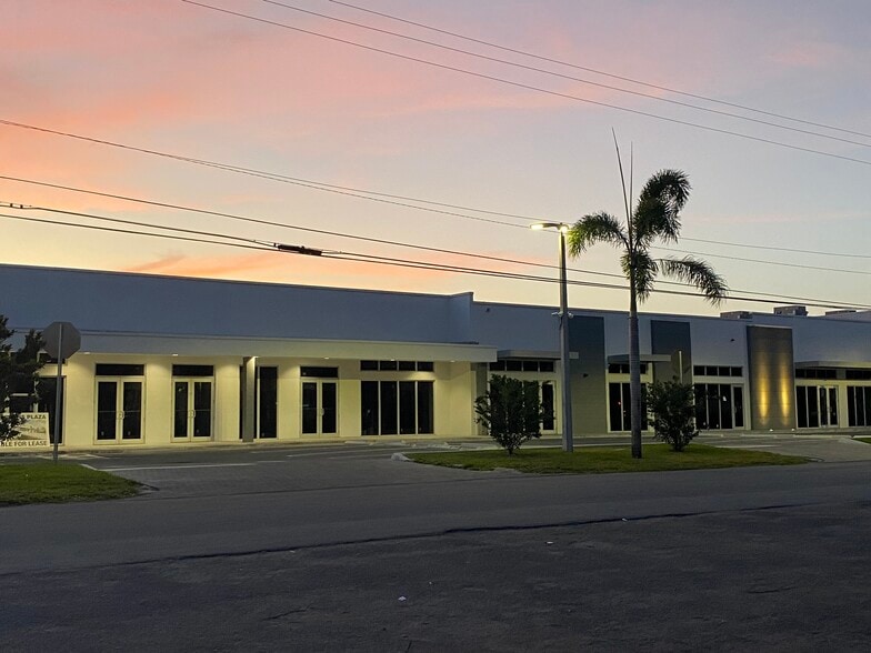 11920 NW 87th Ct, Hialeah Gardens, FL à louer - Photo du bâtiment - Image 3 de 10