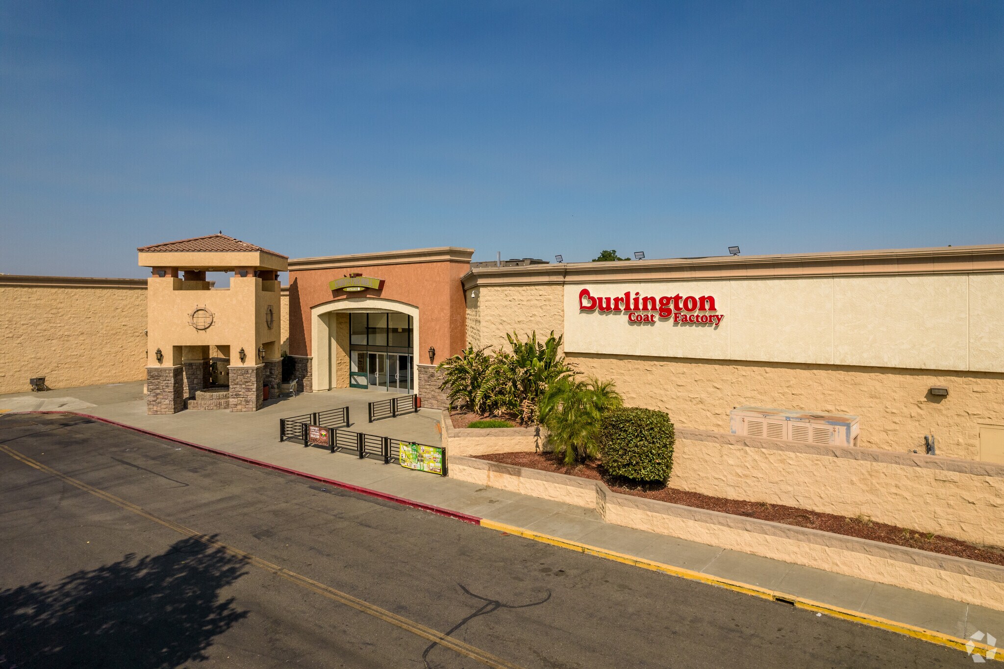 1268 E Gibson Rd, Woodland, CA à vendre Photo principale- Image 1 de 6