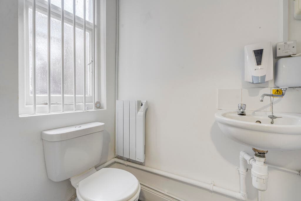 51 South St, Chichester for lease Interior Photo- Image 1 of 7