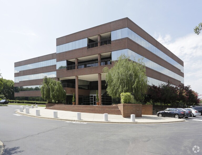4944 Parkway Plaza Blvd, Charlotte, NC à louer - Photo du bâtiment - Image 3 de 11