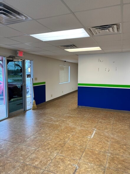 418 W Chambers St, Cleburne, TX for lease - Interior Photo - Image 3 of 23
