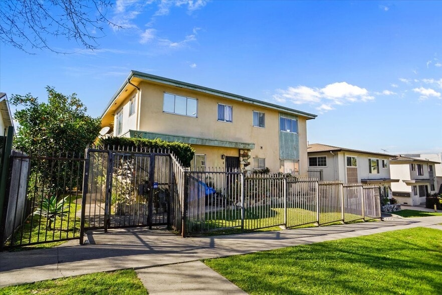 543 N Ardmore Ave, Los Angeles, CA à vendre - Photo du bâtiment - Image 2 de 20