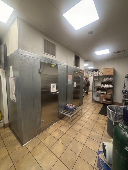 635 N Main St, Corona, CA à louer - Photo du bâtiment - Image 3 de 5