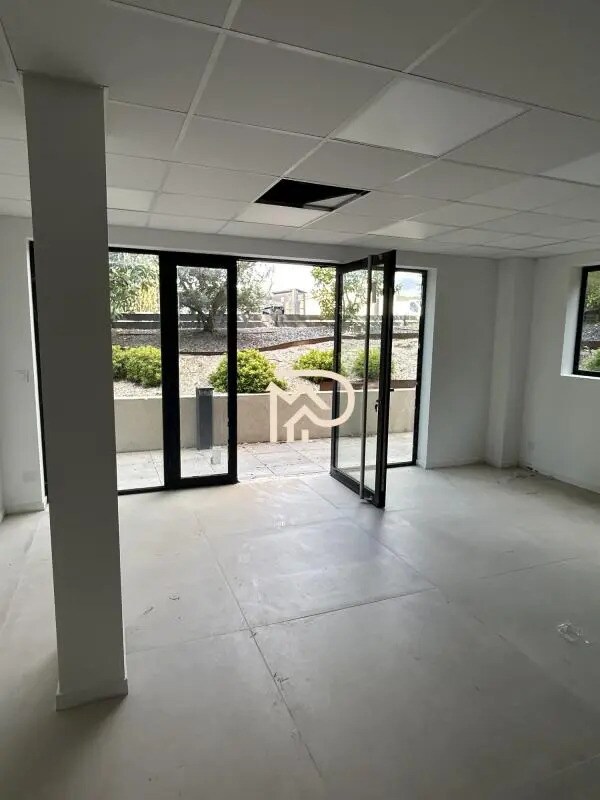 Flex in Saint-Cyr-sur-Mer for lease Interior Photo- Image 1 of 5
