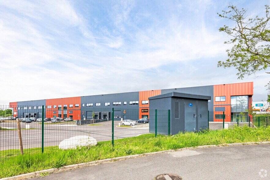 Flex in Saint-Ouen-l'Aumône for lease - Primary Photo - Image 1 of 2