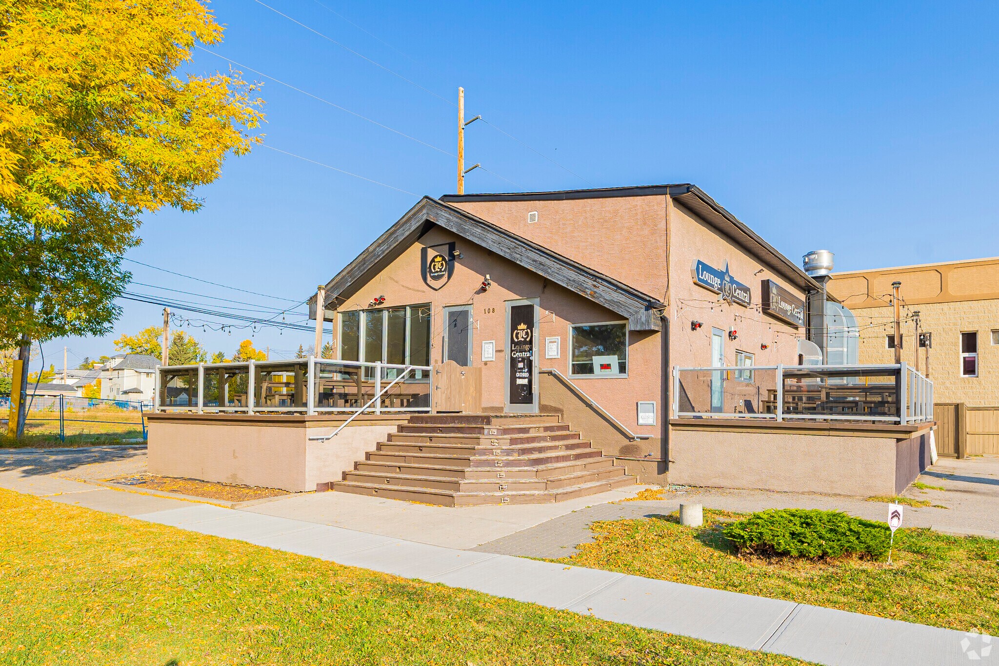 108 17th Ave NW, Calgary, AB for sale Primary Photo- Image 1 of 1