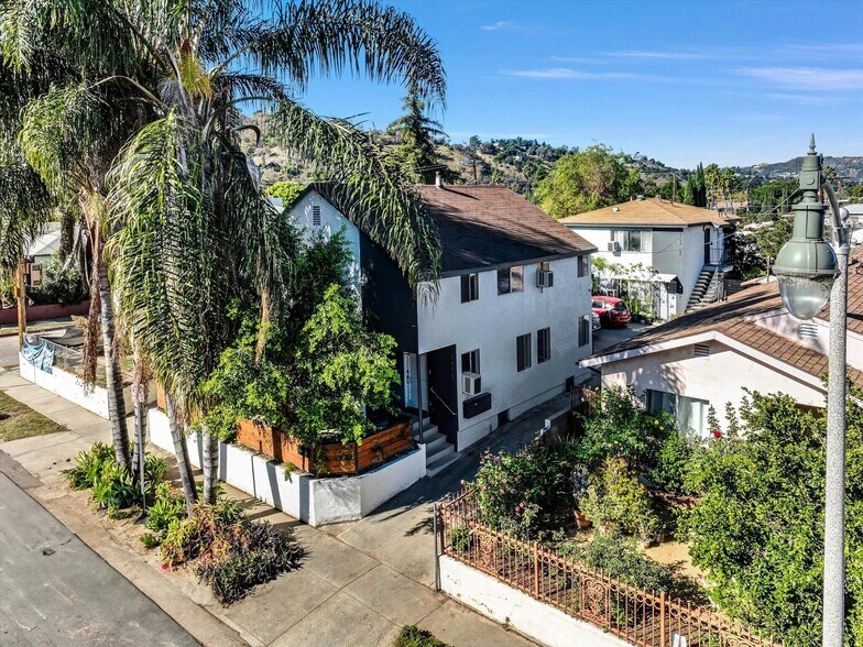 2405 Meadowvale Ave, Los Angeles, CA à vendre - Photo du bâtiment - Image 2 de 79