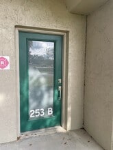 251 Plaza Ave, Oviedo, FL à louer Photo du bâtiment- Image 2 de 8