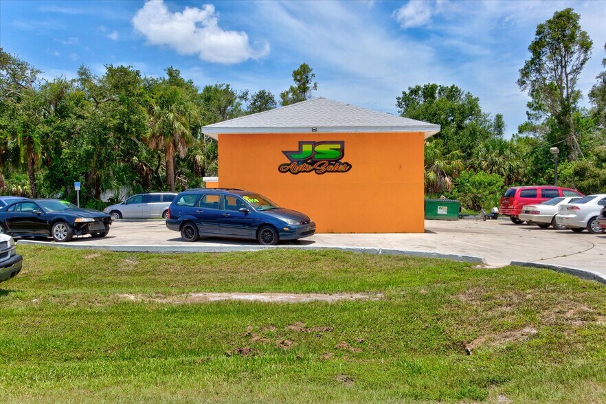 15182 Dahlgren Ave, Port Charlotte, FL à vendre - Photo du bâtiment - Image 2 de 44