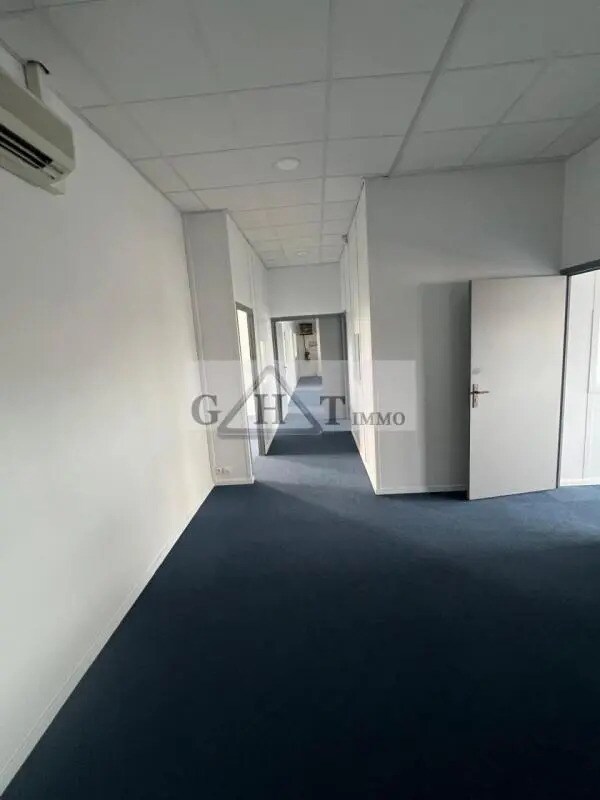 Office in Saint-Ouen-sur-Seine for lease Interior Photo- Image 1 of 12