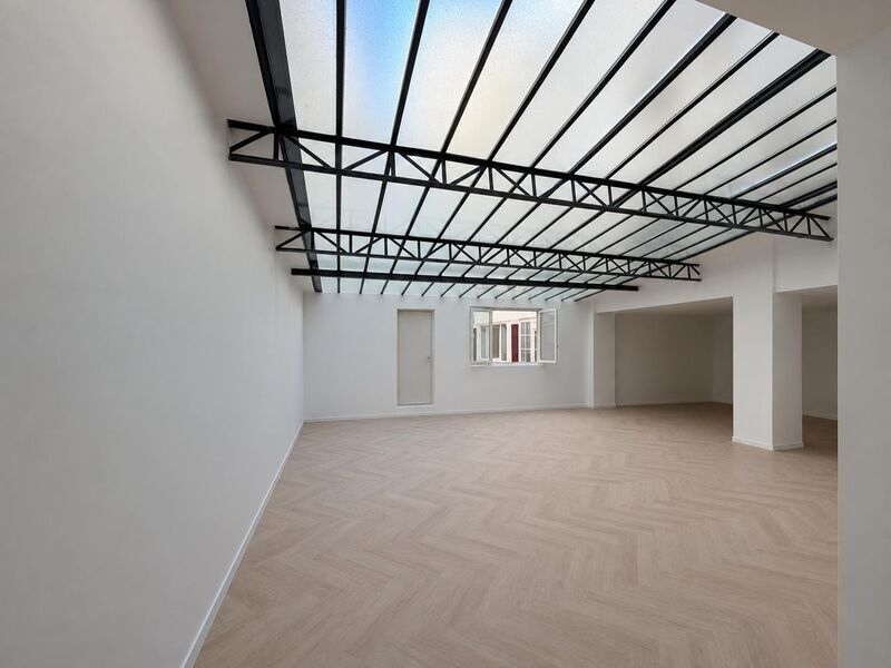 21 Rue De La Roquette, Paris for sale Interior Photo- Image 1 of 8